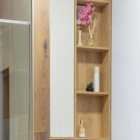 Apartment Modern Chic B&c