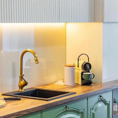 Apartment Modern Chic B&c